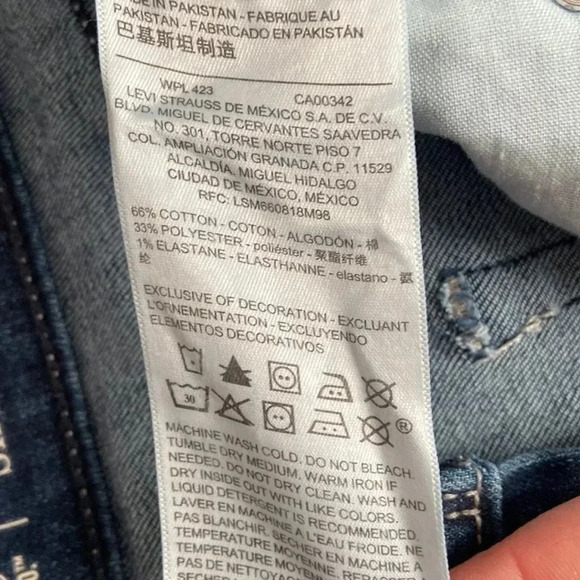 Signature  Levi’s |High -Rise Shorts - Picture 4 of 8